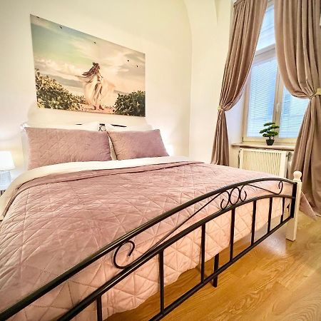 Elegant Apartment In Košice Eksteriør billede