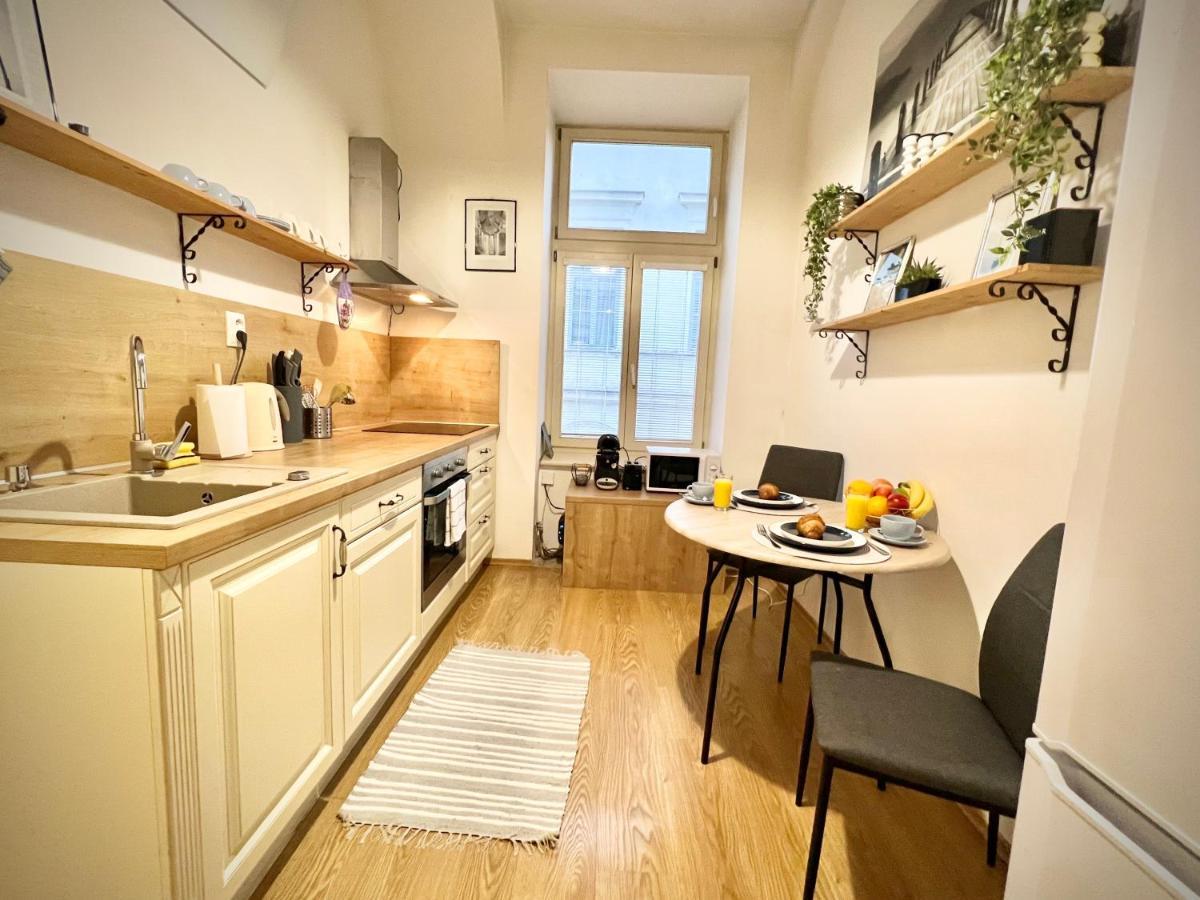 Elegant Apartment In Košice Eksteriør billede