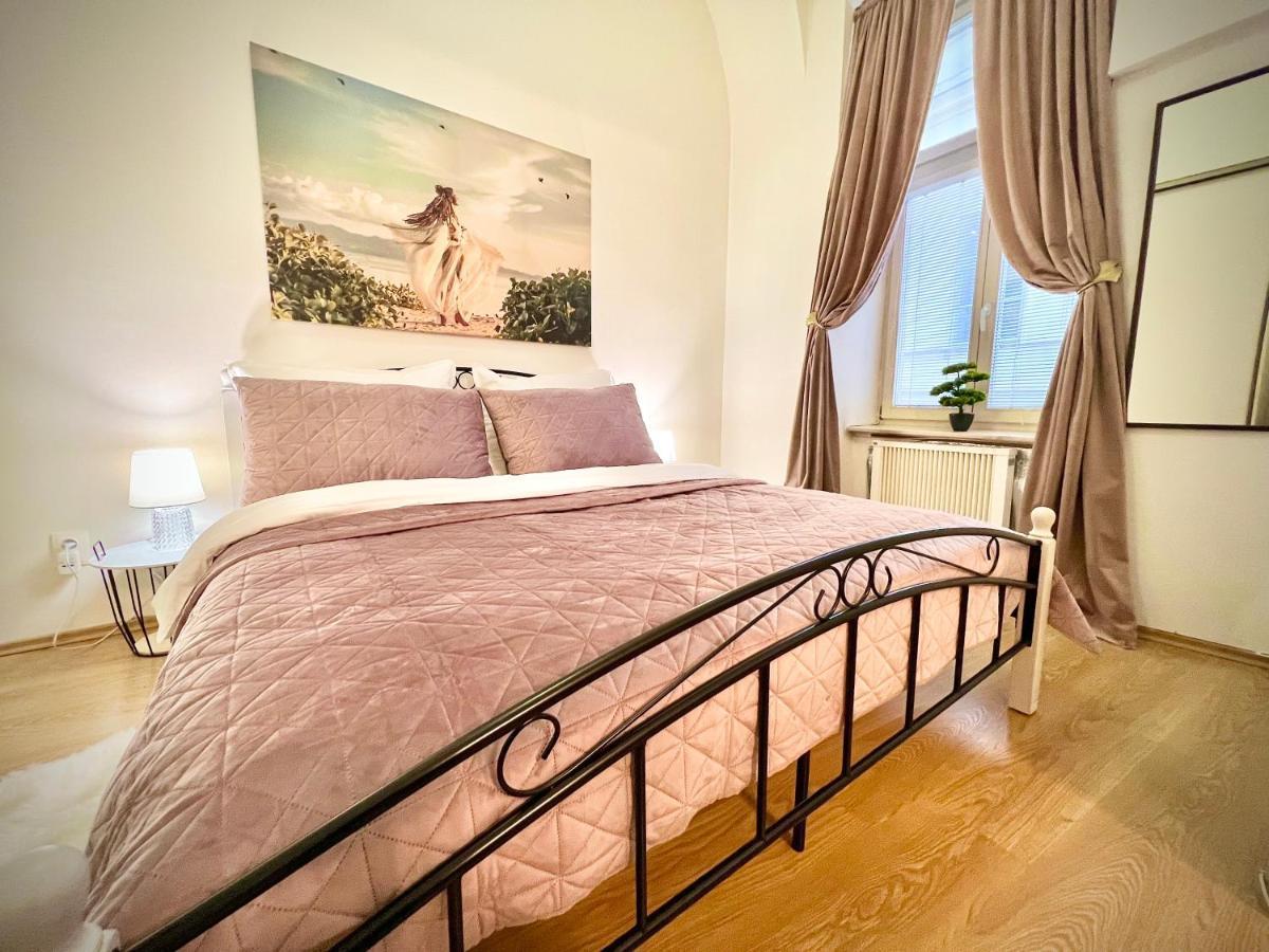Elegant Apartment In Košice Eksteriør billede